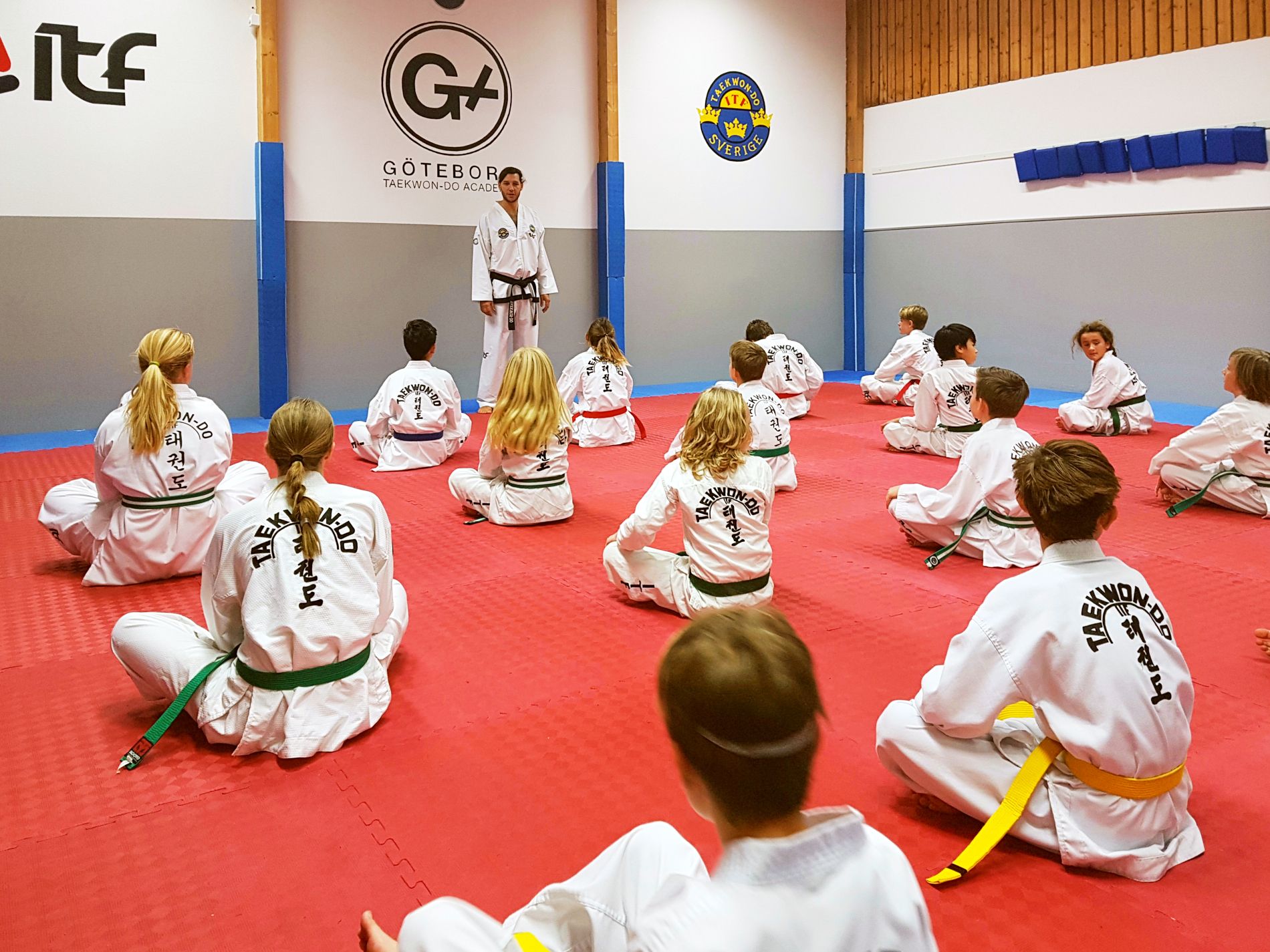 Två medlemmar stetchar i klassen